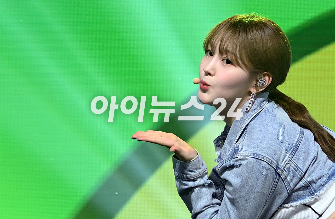 그룹 케플러 김채현이 20일 오후 서울 광진구 광장동 예스24라이브홀에서 열린 두 번째 미니앨범 'DOUBLAST' 발매 기념 쇼케이스에 참석해 공연을 하고 있다. [사진=김성진 기자]