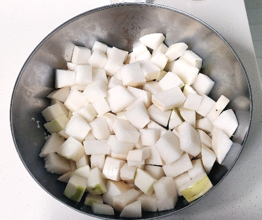 깍둑 썰기한 무 절이기