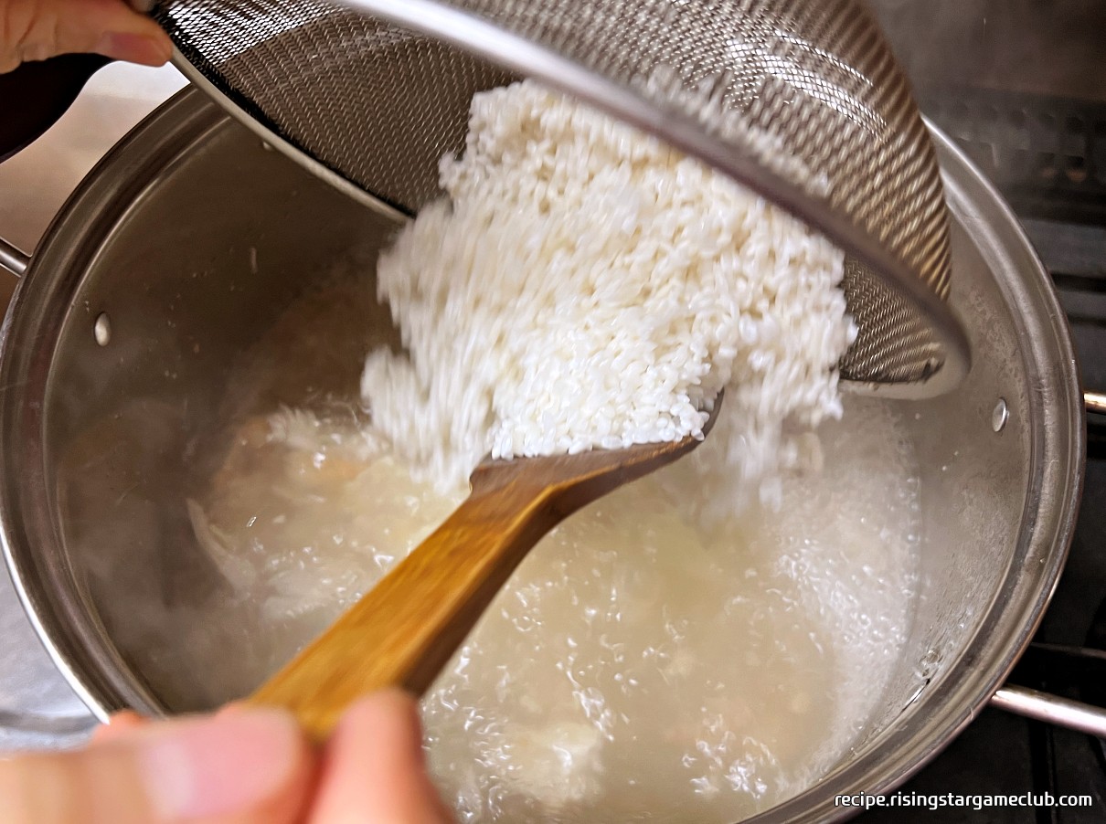 끓고 있는 냄비에 쌀을 넣어주는 사진