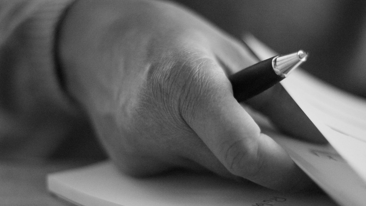 의료 문서를 차분히 확인하며 정리하는 모습