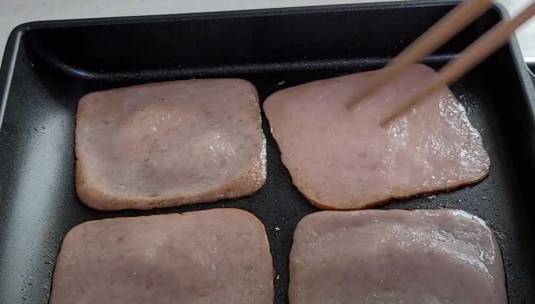 햄을 구워주는 장면