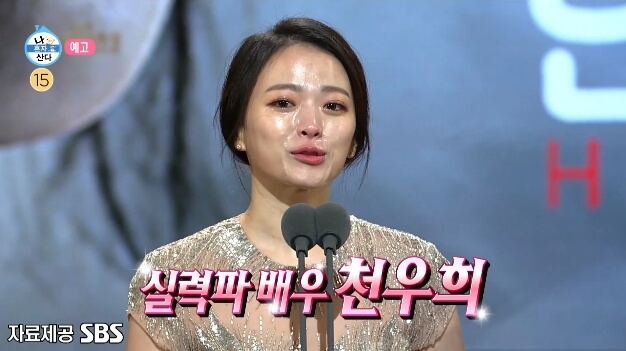 마이크앞에서있는-머리묶은여성의모습