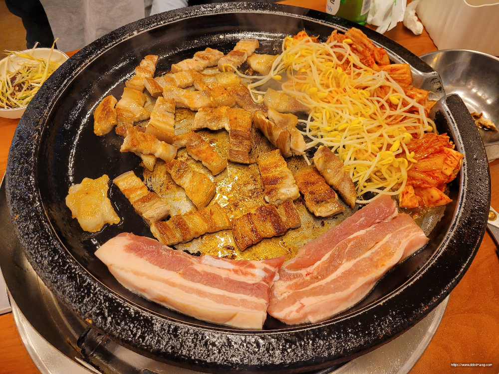 자른 삼겹살과 김치 그리고 콩나물