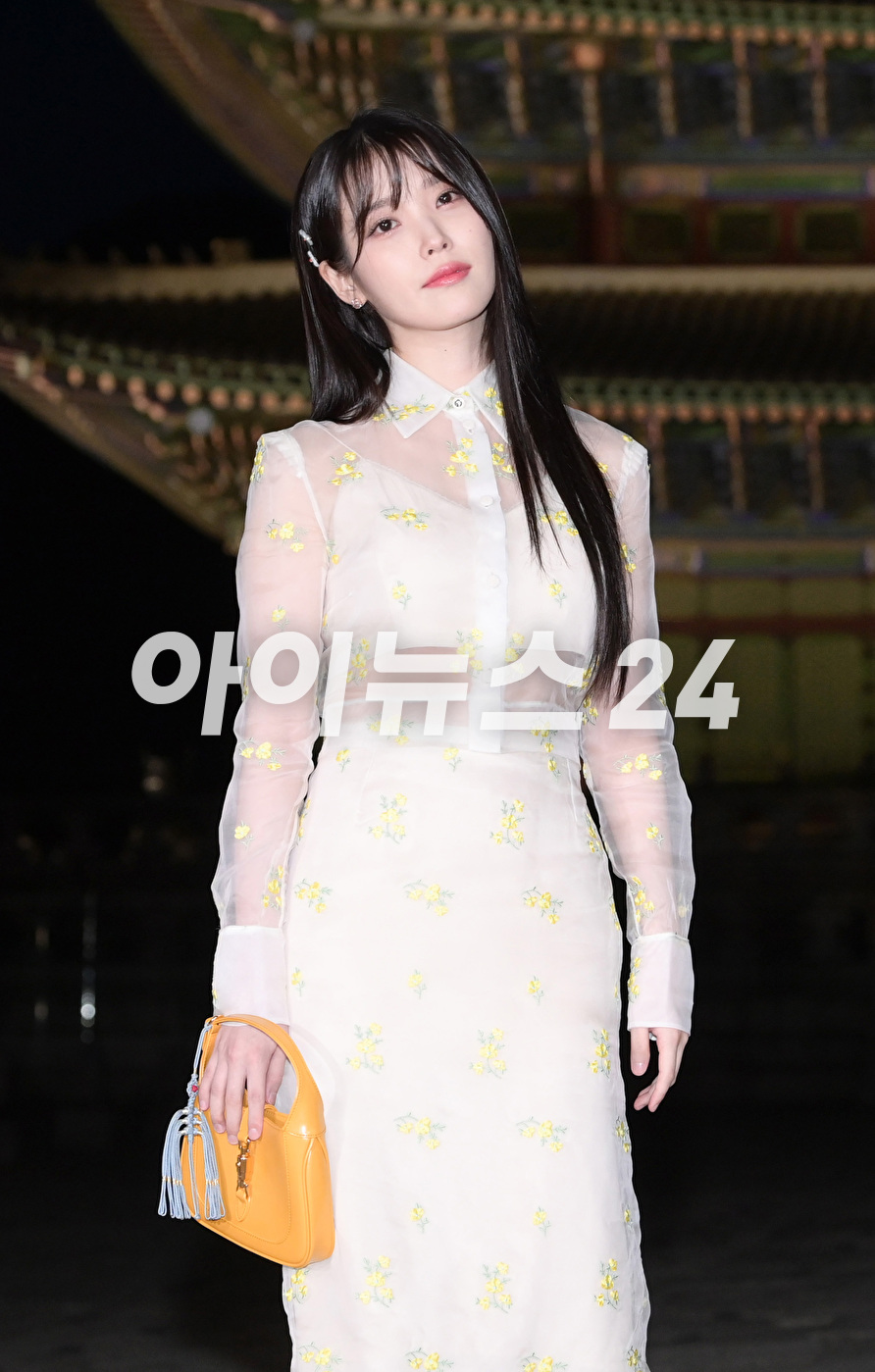 '눈부신 미모의 기부천사'</b> 가수 겸 배우 아이유가 16일 오후 서울 경복궁에서 진행된 구찌(Gucci) 2024 크루즈 패션쇼에 참석하고 있다. [사진=정소희 기자]