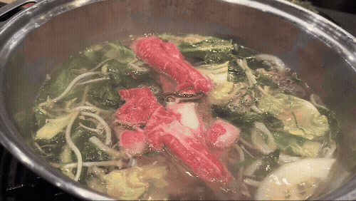 소담촌 김포한강신도시점 샤브샤브에서 얇게 썬 와규 고기를 육수에 살짝 담가 익히는 gif. 붉은 소고기가 부드럽게 변해가는 모습이 포착됐다.