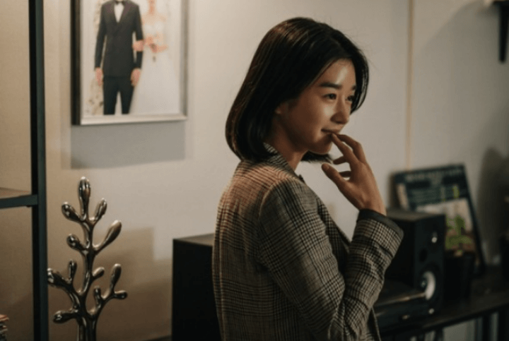미소를-짓고있는-서예지