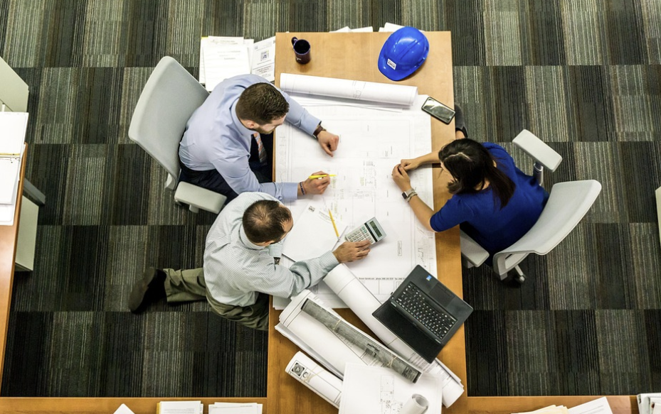 이직 후 직장에서 적응하는 과정을 보여주는 이미지