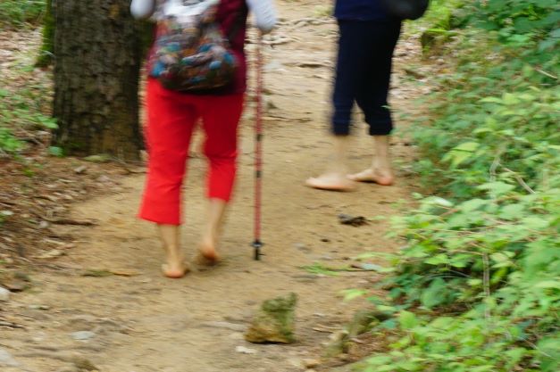 흙길에 맨발 여사 2, 빨간 바지, 검은 바지,