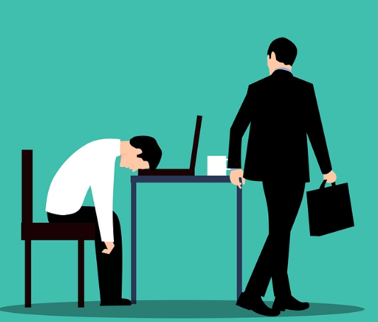 숙취의 대표적 증상인 피로감을 표현하는 이미지로 출근한 회사원이 엎드려 자고 있는 모습의 이미지입니다.