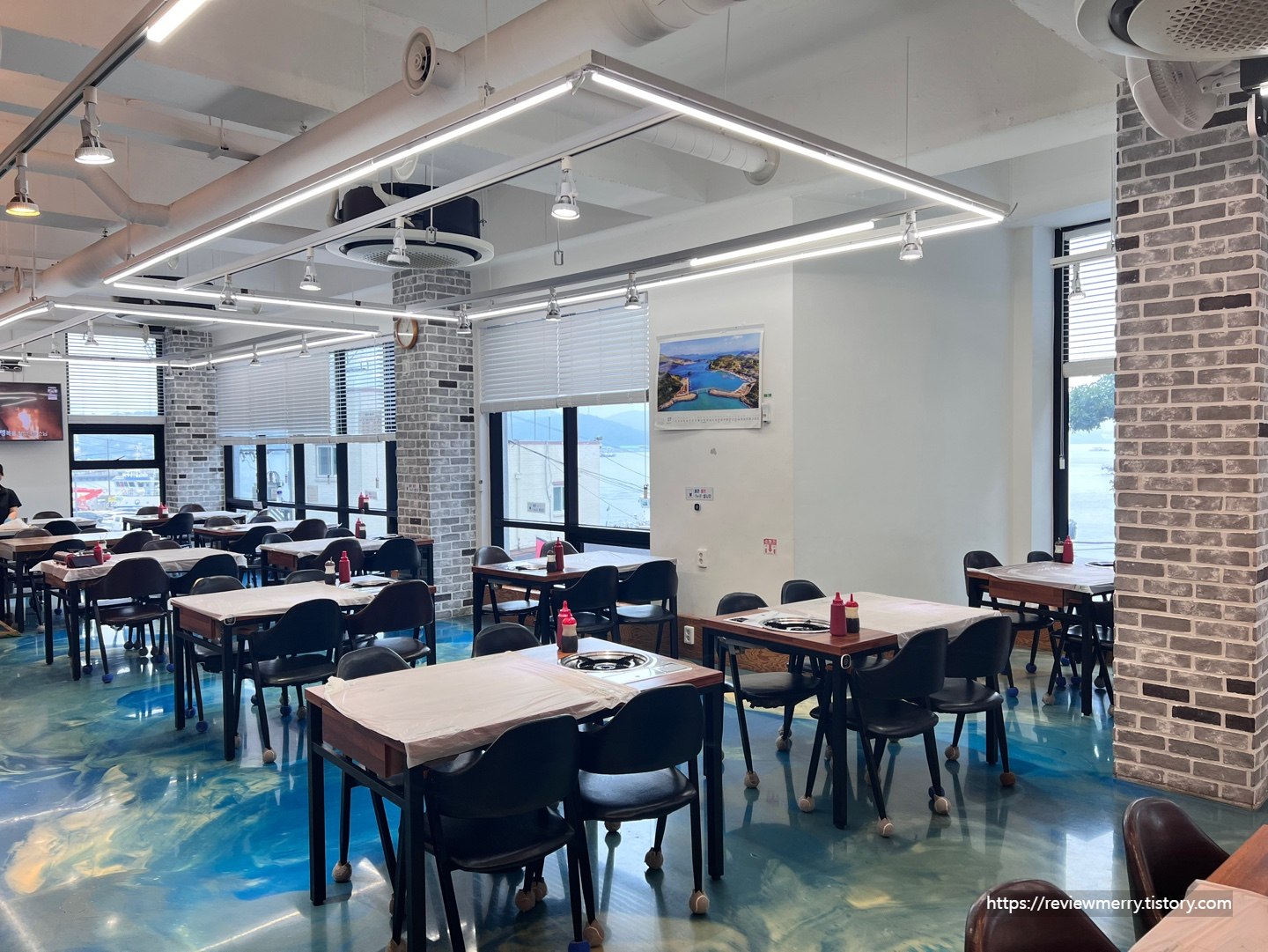 실내 테이블 사진