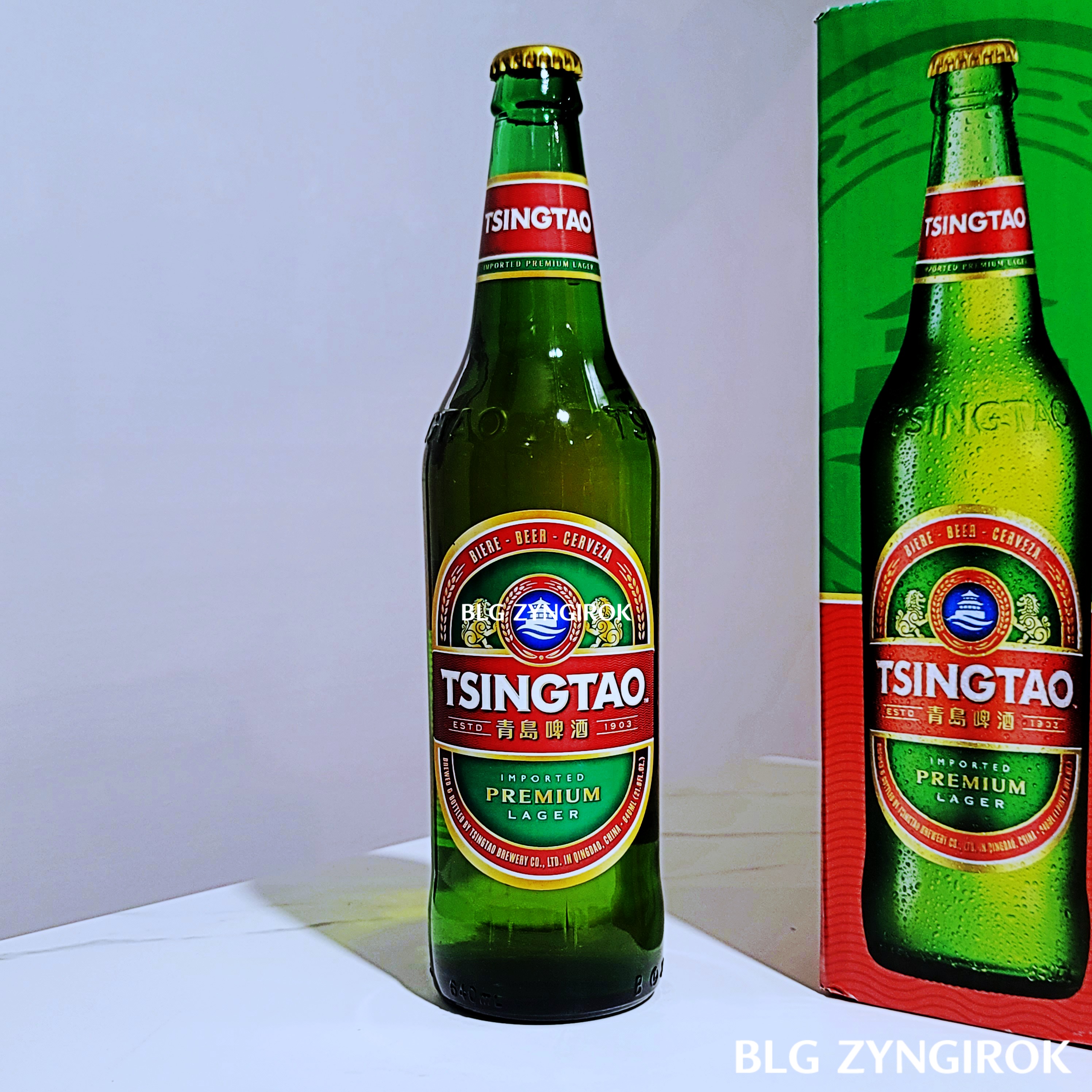 테이플 위에 칭타오 맥주가 하나 놓여있다.