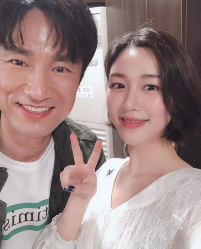 배우 김병철이 동료 배우들과 함께 있는 모습