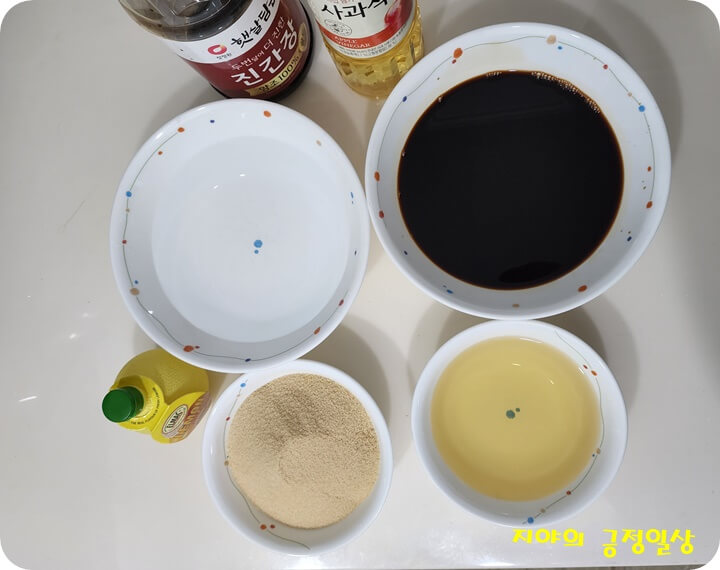 진간장과 물, 설탕과 식초, 레몬즙