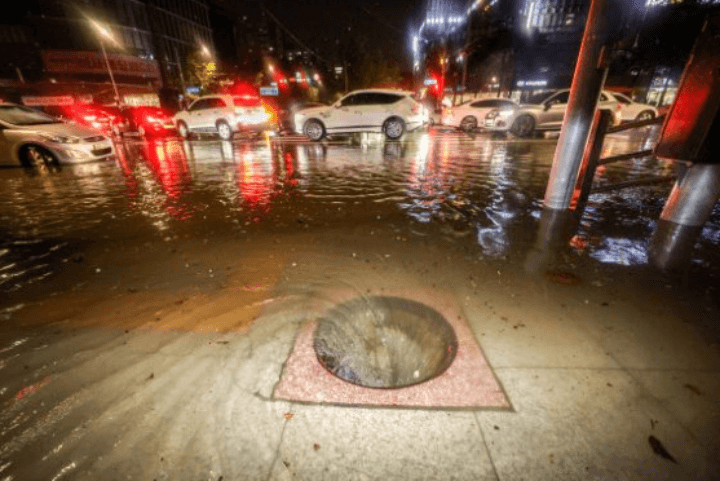 맨홀뚜껑-날라감-빗물급류