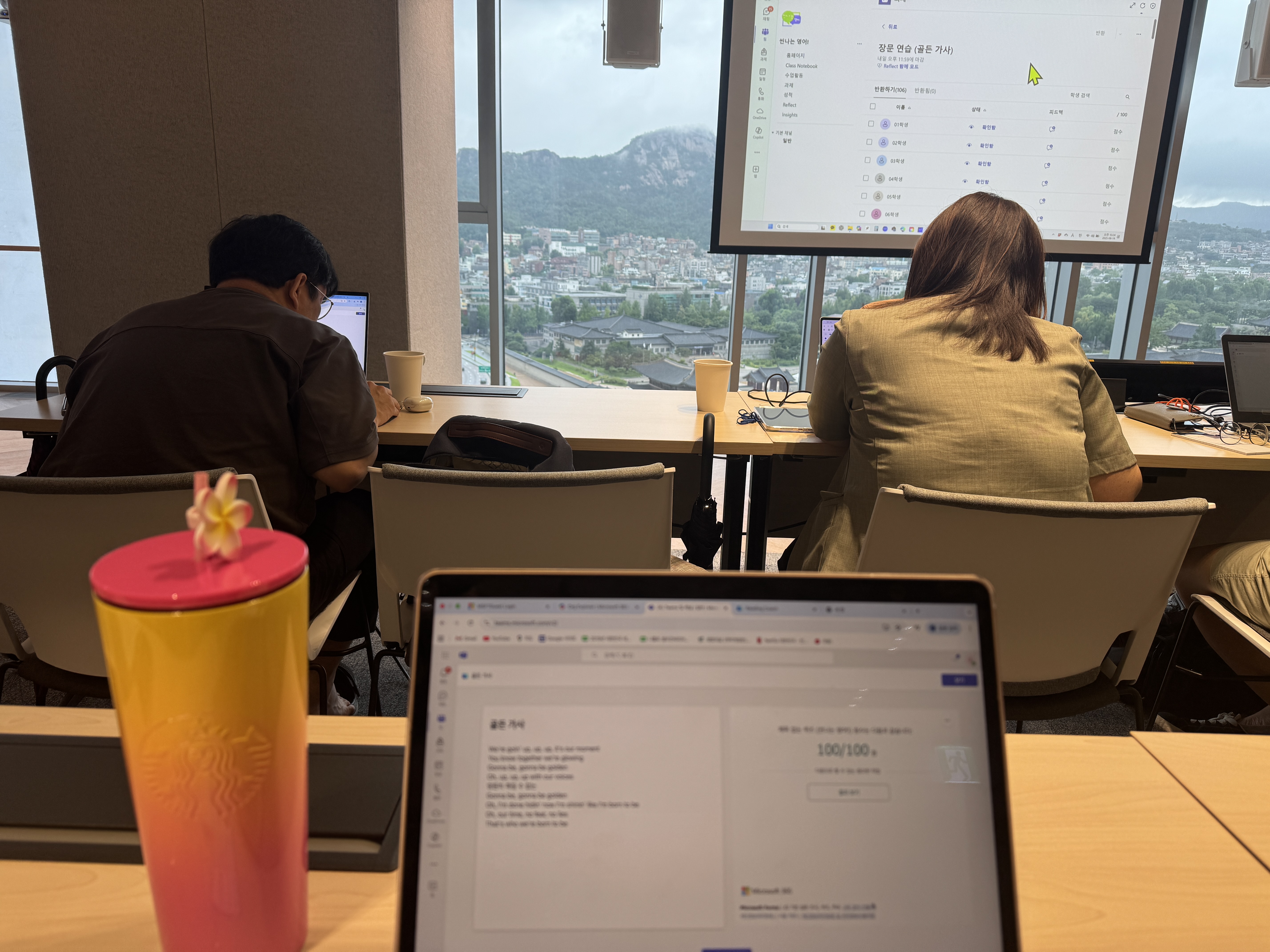 한국 마이크로소프트 본사 AIDT 연수 현장 – 참가자들이 Microsoft Teams에서 Golden 가사 읽기 과제를 체험하며 발음 분석 결과를 확인하는 모습
