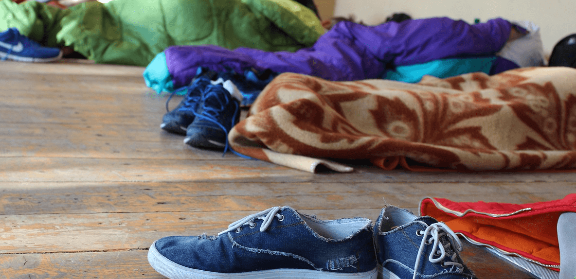 야외에서 운동화를 벗고 자고 있는 사람들