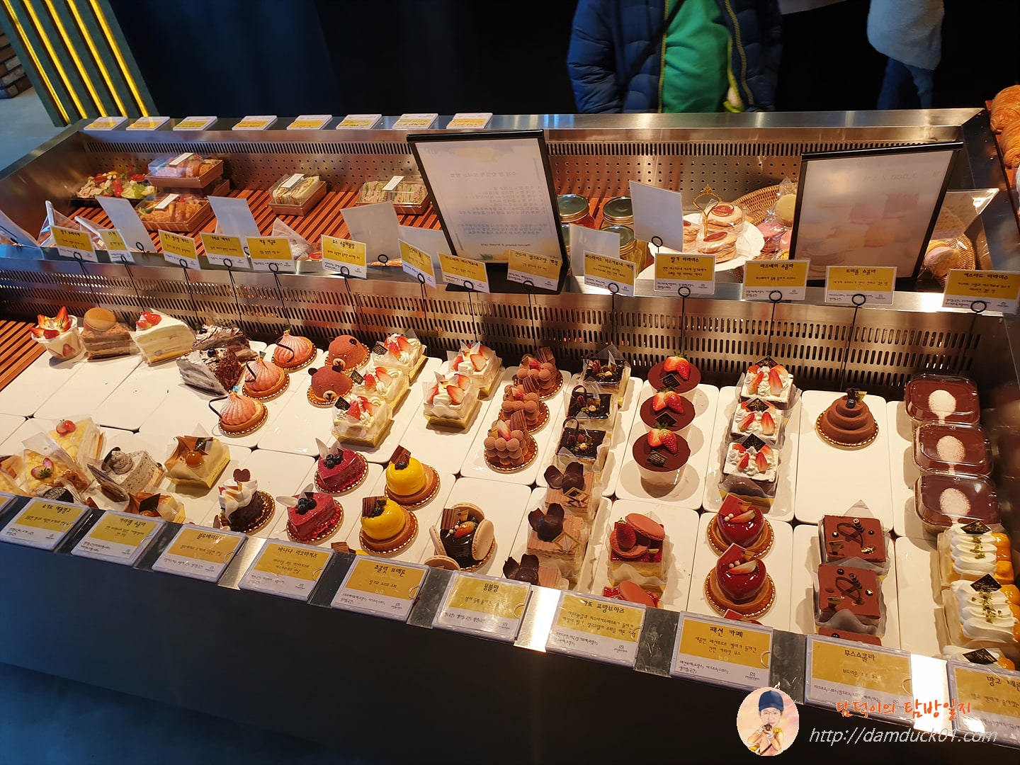 마롱베이커리&amp;카페 진열대 빵들