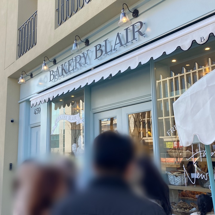 베이커리블레어잠실-입구에-사람이-들어가기-위해-줄을-서있다