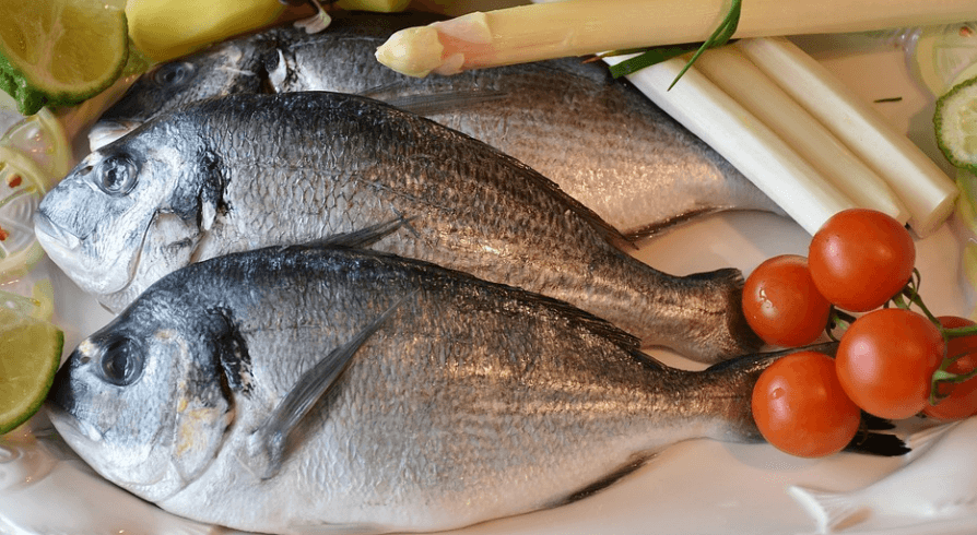 2월 제철 음식 도미 세마리가 접시에 담겨 있다