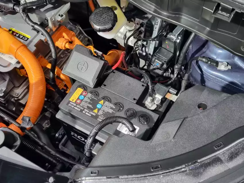 레이 EV에는 12V 납 축전지로 AGM 배터리가 들어갑니다.