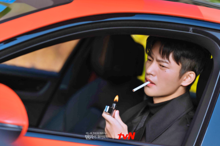 멸망이차안에서담배피는장면