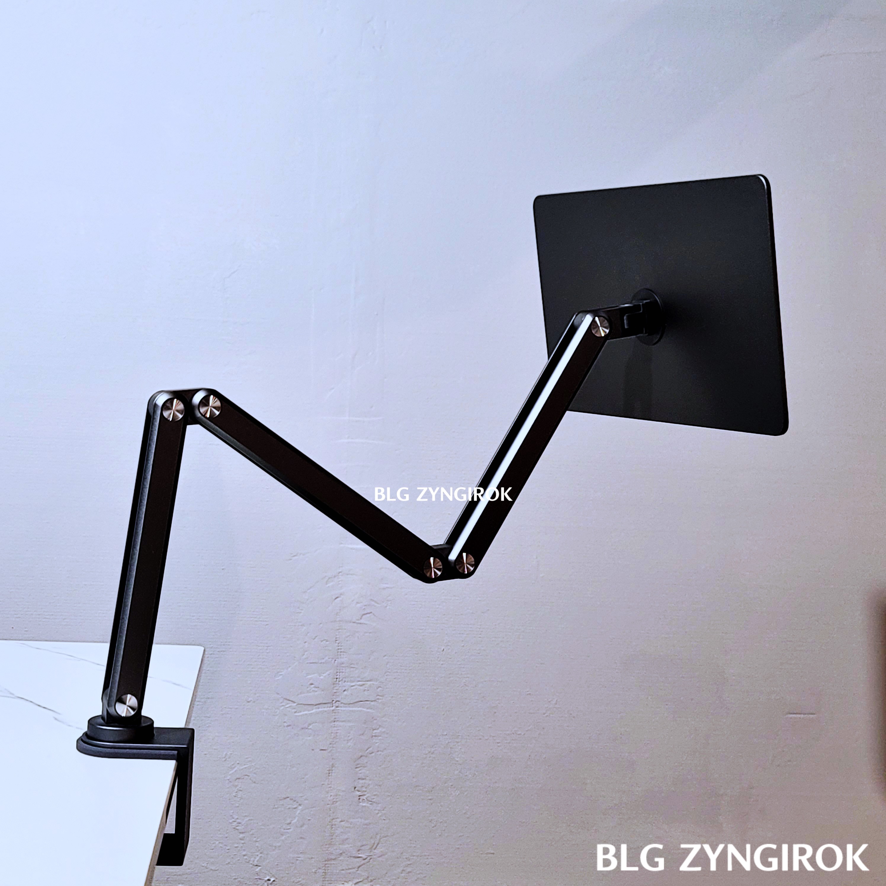 마그네틱 마운트 암이 z모양으로 펼쳐져 있다.