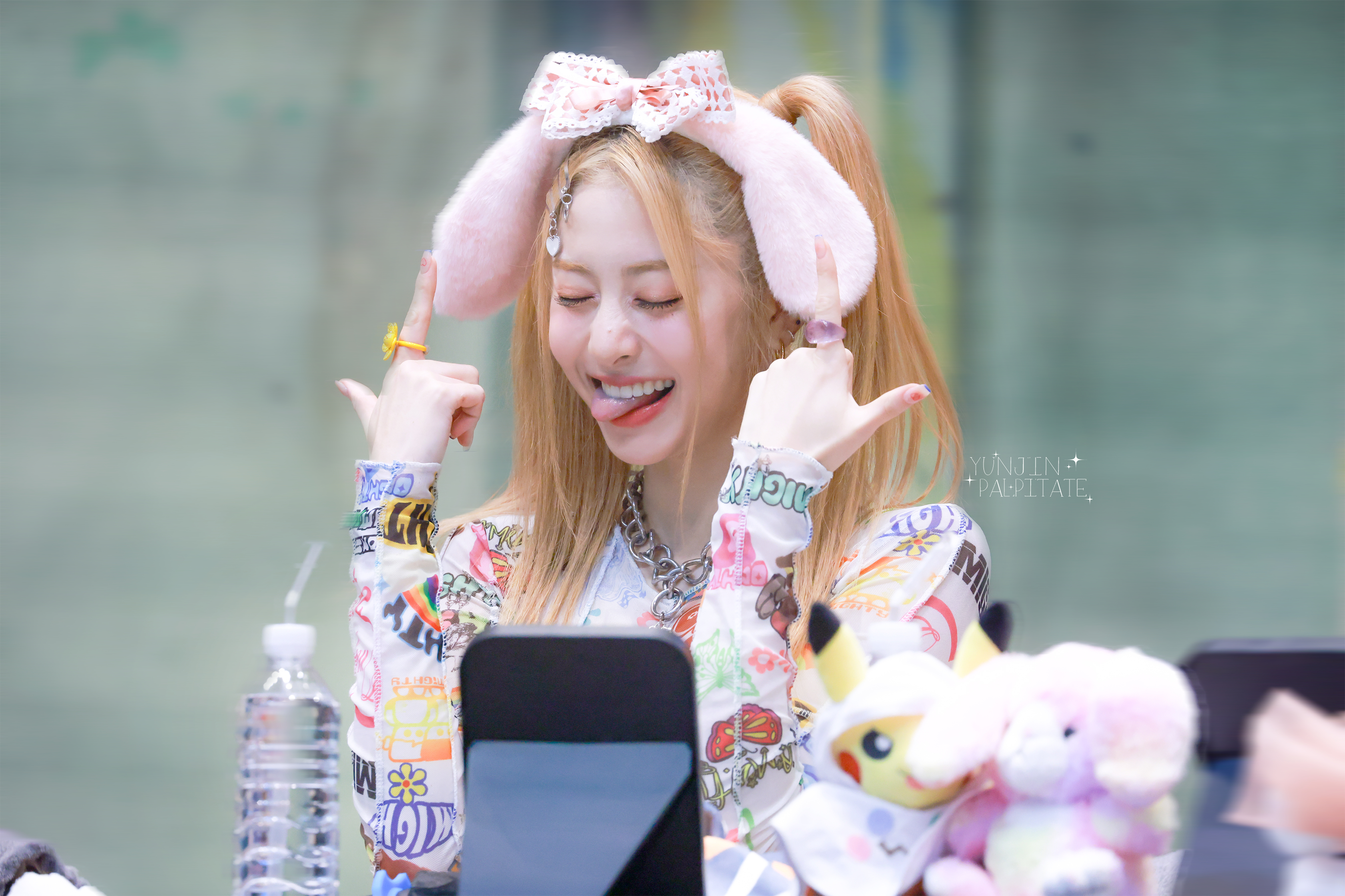 혓바닥 내미는 안무를 선보이는 허윤진