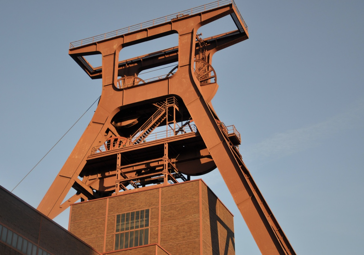 항구에서 컨테이너를 들어 올리는 기중기