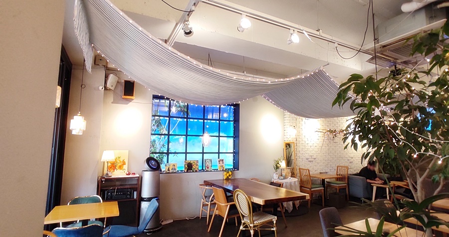 길게 늘어선 하늘색 줄무니 캐노피