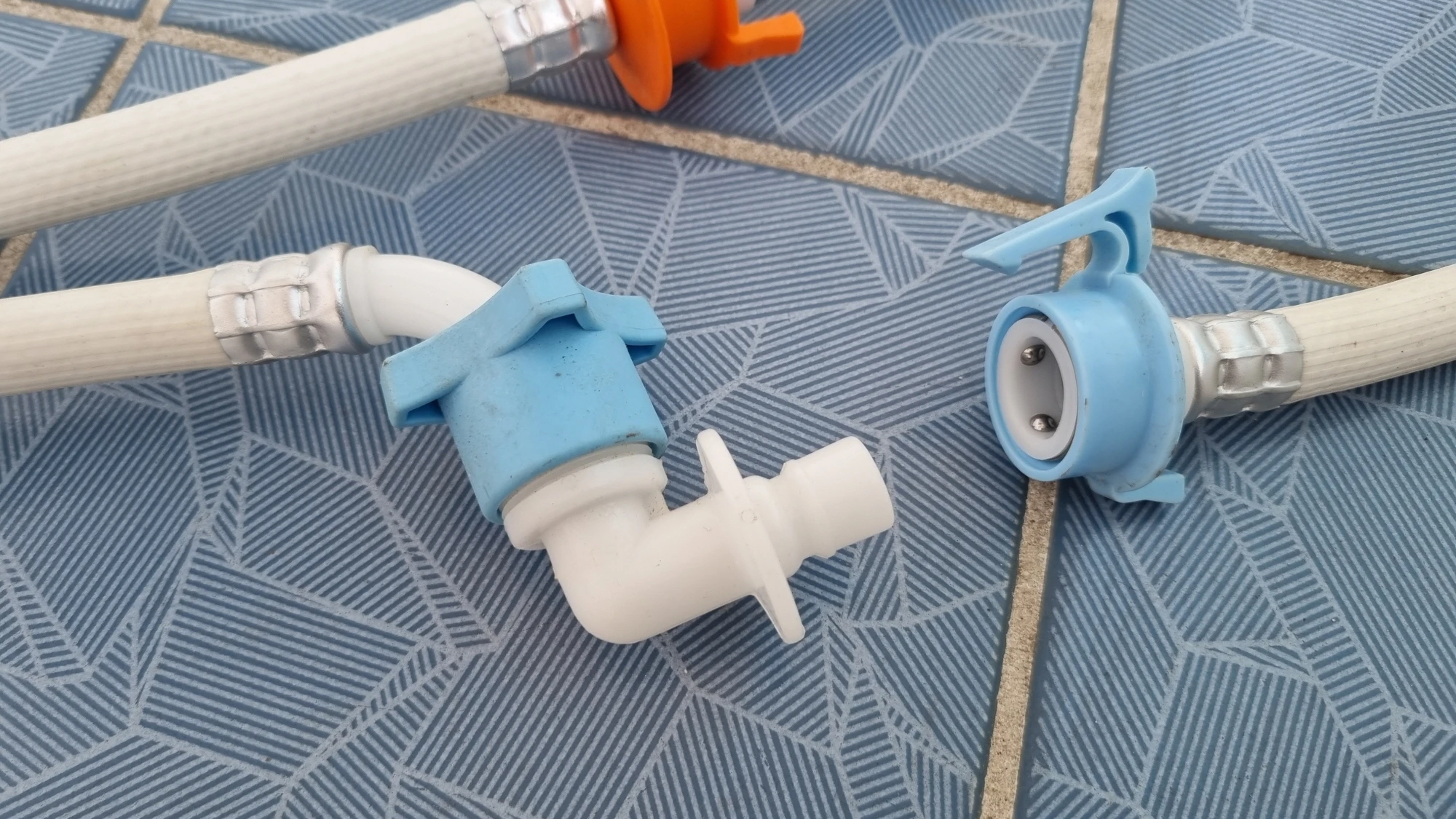 세탁기 호스 연결 부품 사용 모습