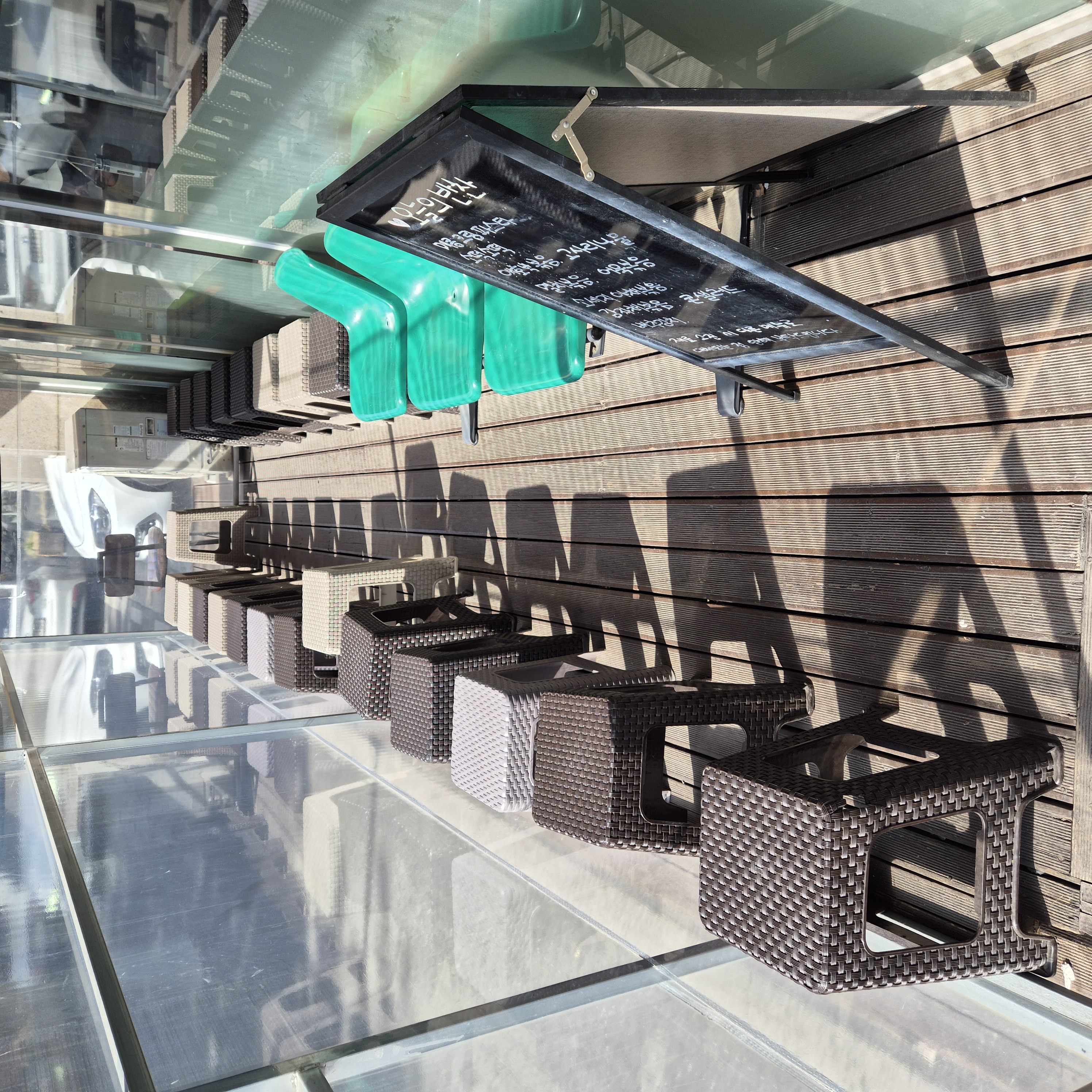 궁동 맛집 하늘돈까스 백반 대기석