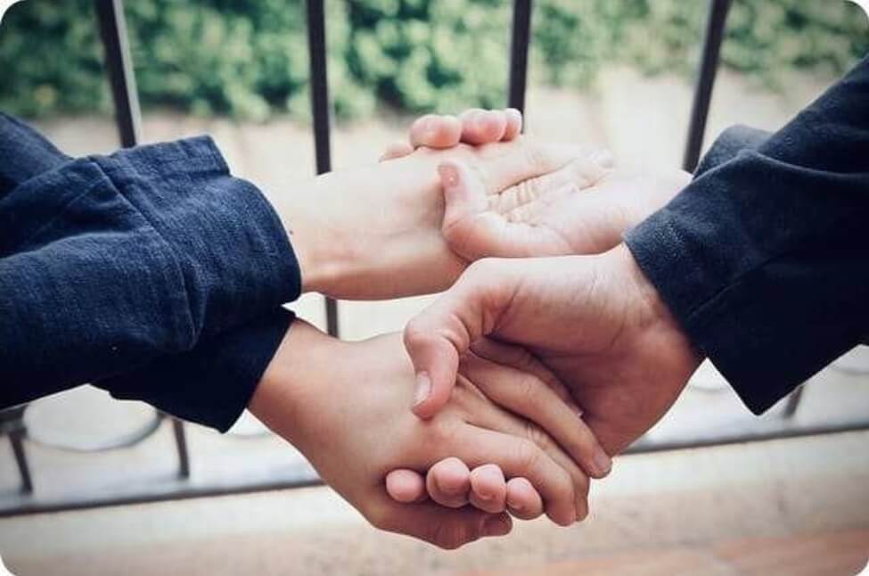 남자와 여자가 두 손을 꼭 잡고 있다