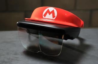 빨간색 모자에 안경이 달려있다