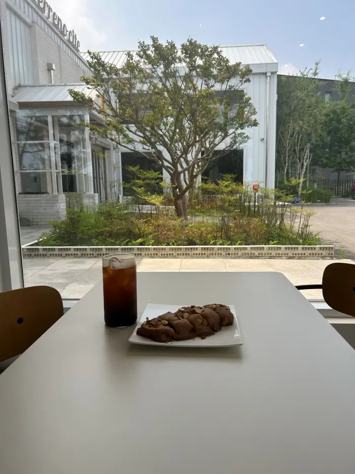 1층-테이블-위에-올려진-아이스-아메리카노와-모카쫀득이