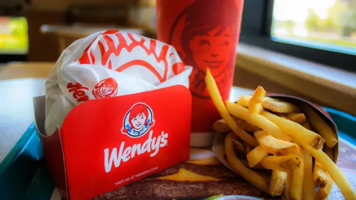 웬디스 Wendy&rsquo;s 대표 버거, 프라이 및 음료