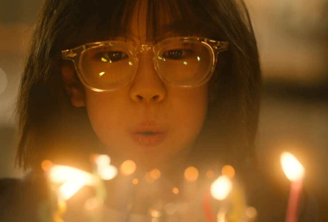 복이나가 자신의 생일초를 불고 있음