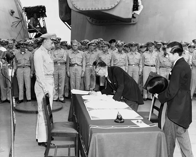 1945년 9월 2일, 미주리호에서 일본 항복 문서에 서명하는 시게미쓰 마모루 외무장관