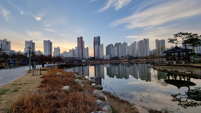 작은 8장 사진은 아파트&#44; 노을이 호수에 잠긴 풍경&#44;
