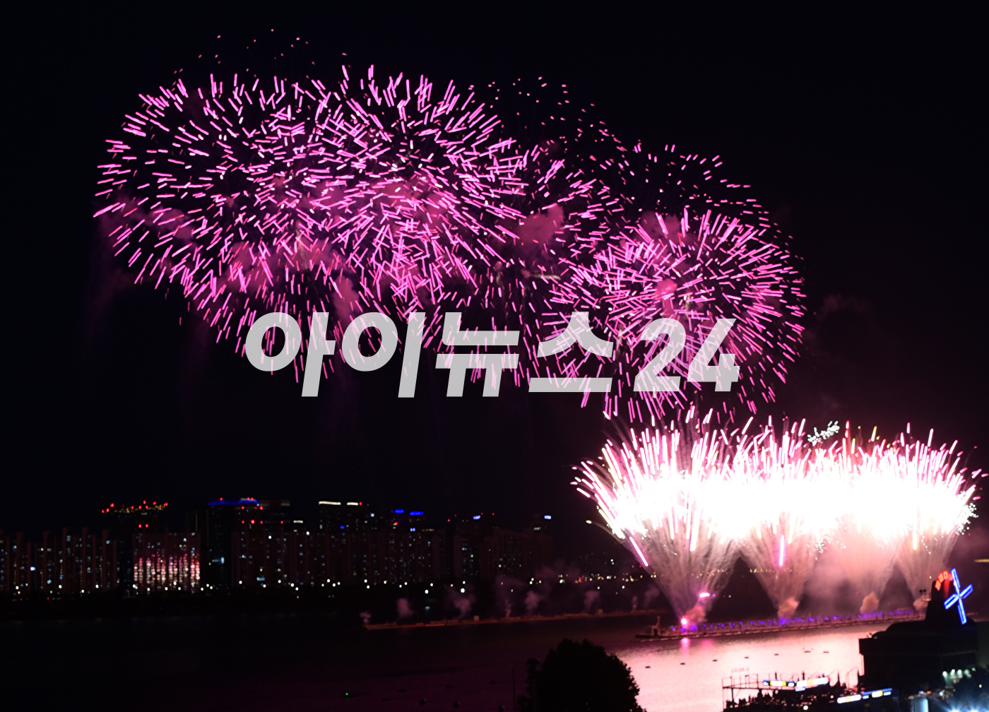 17일 서울 영등포구 여의도 한강공원에서 열린 방탄소년단 데뷔 10주년 FESTA @여의도(BTS 10th Anniversary FESTA @Yeouido)에 'BTS 10주년 기념 불꽃쇼'가 펼쳐지고 있다. [사진=정소희 기자]