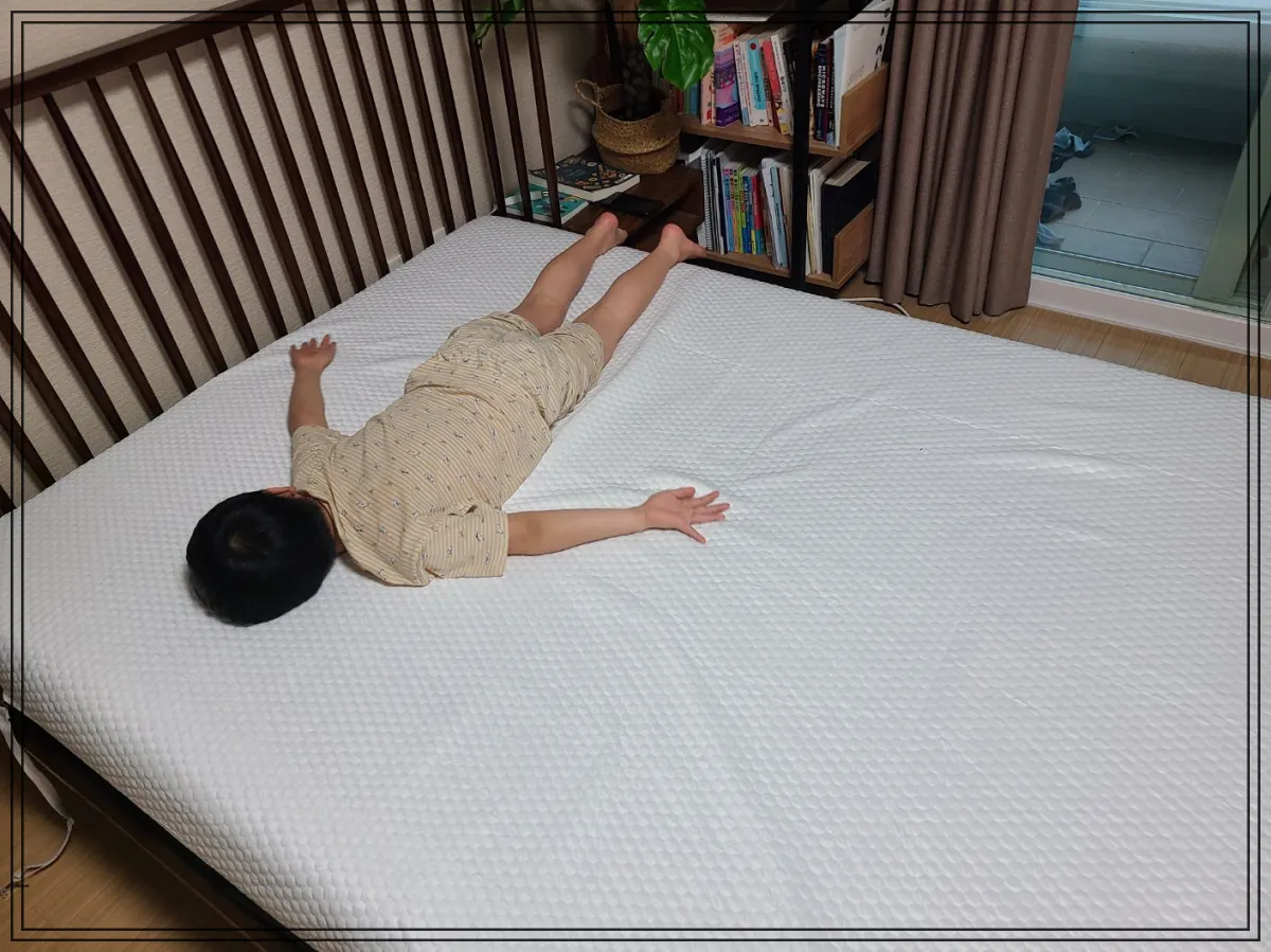 제로어클락-포르페-냉감패드-깔린-침대에-아이-누워있는-모습-열많은-가족-여름-쿨링침대패드