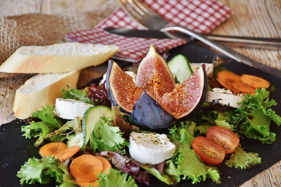 샐러드와 과일 식사