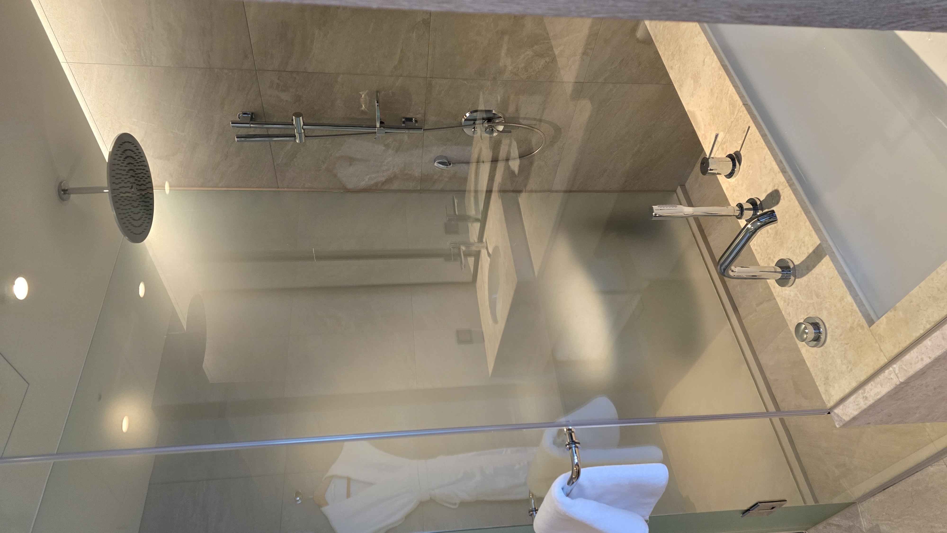 모던한 인테리어로 구성된 신라 모노그램 호텔 욕실 내부