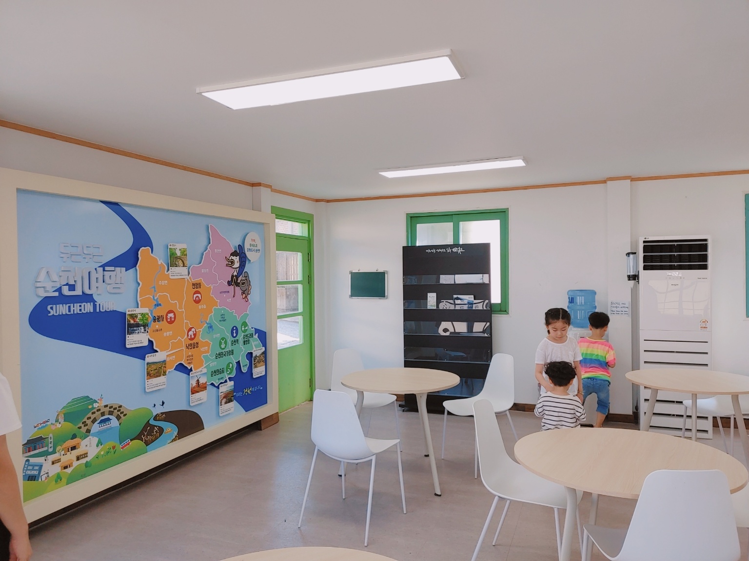 순천 드라마 촬영장 여행장쉼터에서 쉬는 아이들