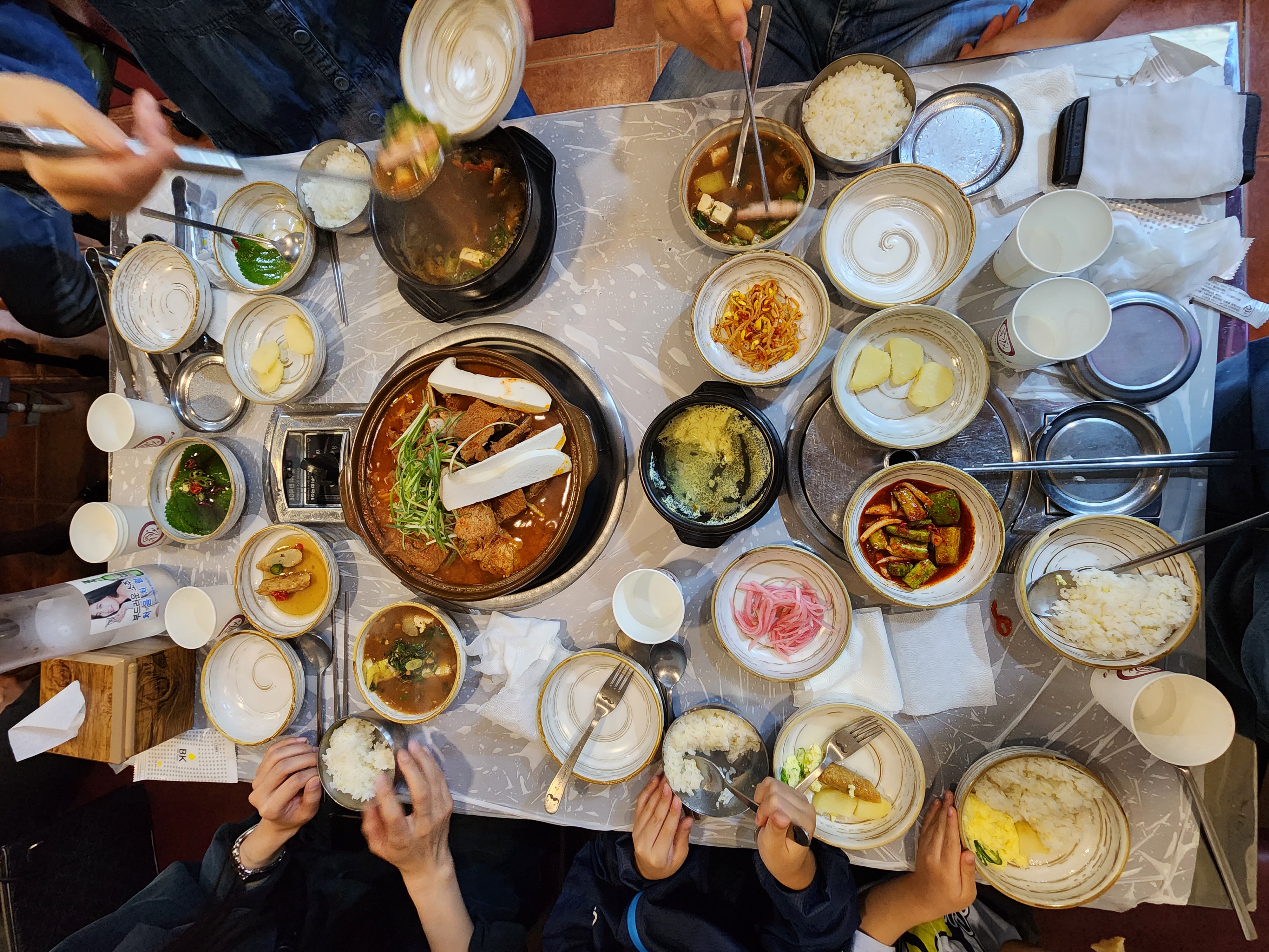 밑반찬 및 생갈비 김치찜 우렁 된장찌개