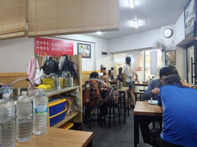 홍제동 원조국수 내부