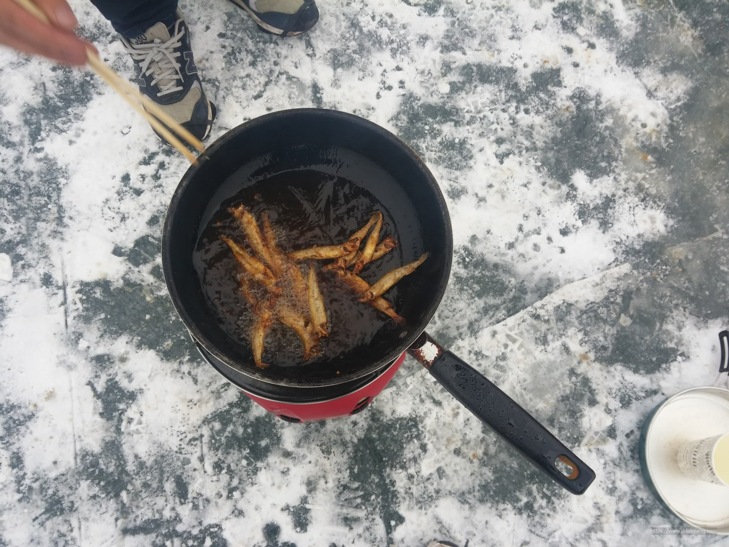 후라이펜에서 튀겨지고 있는 빙어