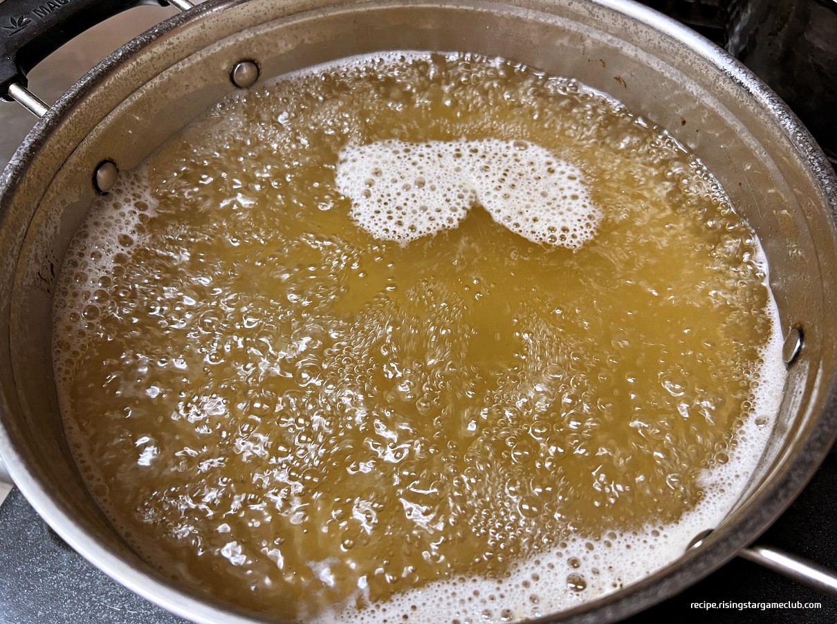 냉면의 육수를 끓이는 사진