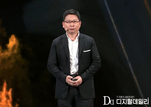 위청동 화웨이 CEO가 신제품 '메이트 XT'를 발표하고 있다.