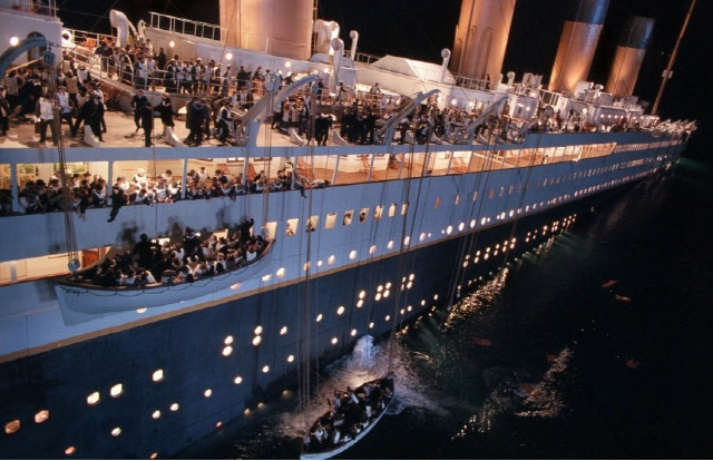 타이타닉호 가 침몰 하고 있는 모습