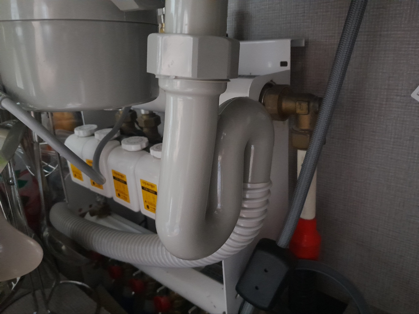 싱크대 하부 U트랩이 설치된 사진